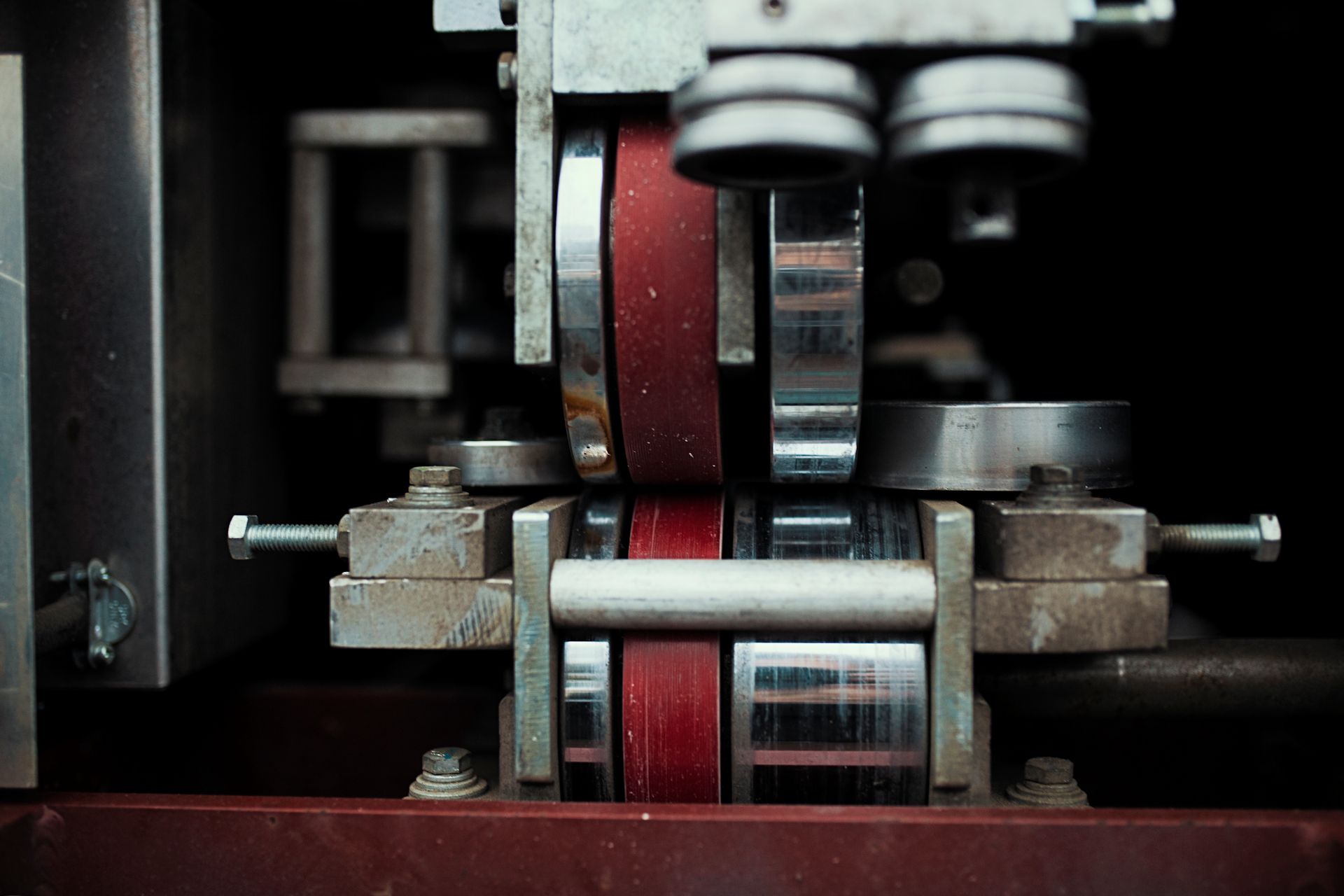 On-site gutter roll forming machine fabricating seamless aluminum gutters in Douglas County Oregon